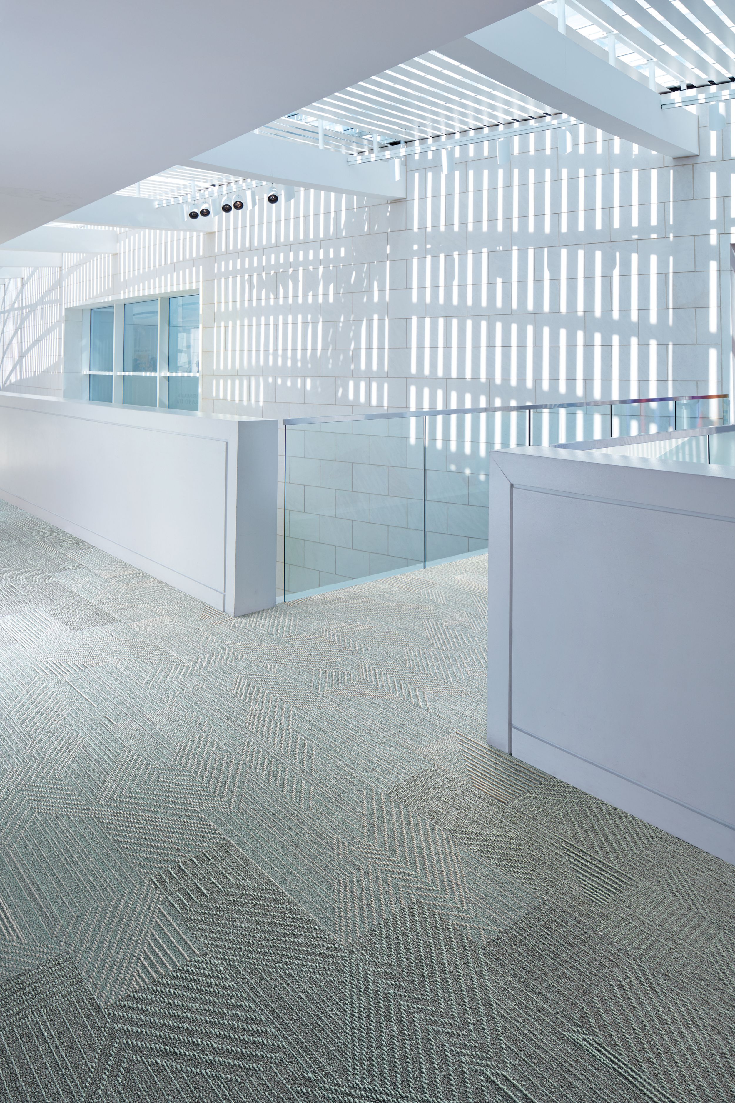Interface Play The Angle plank carpet tile in corridor numéro d’image 10